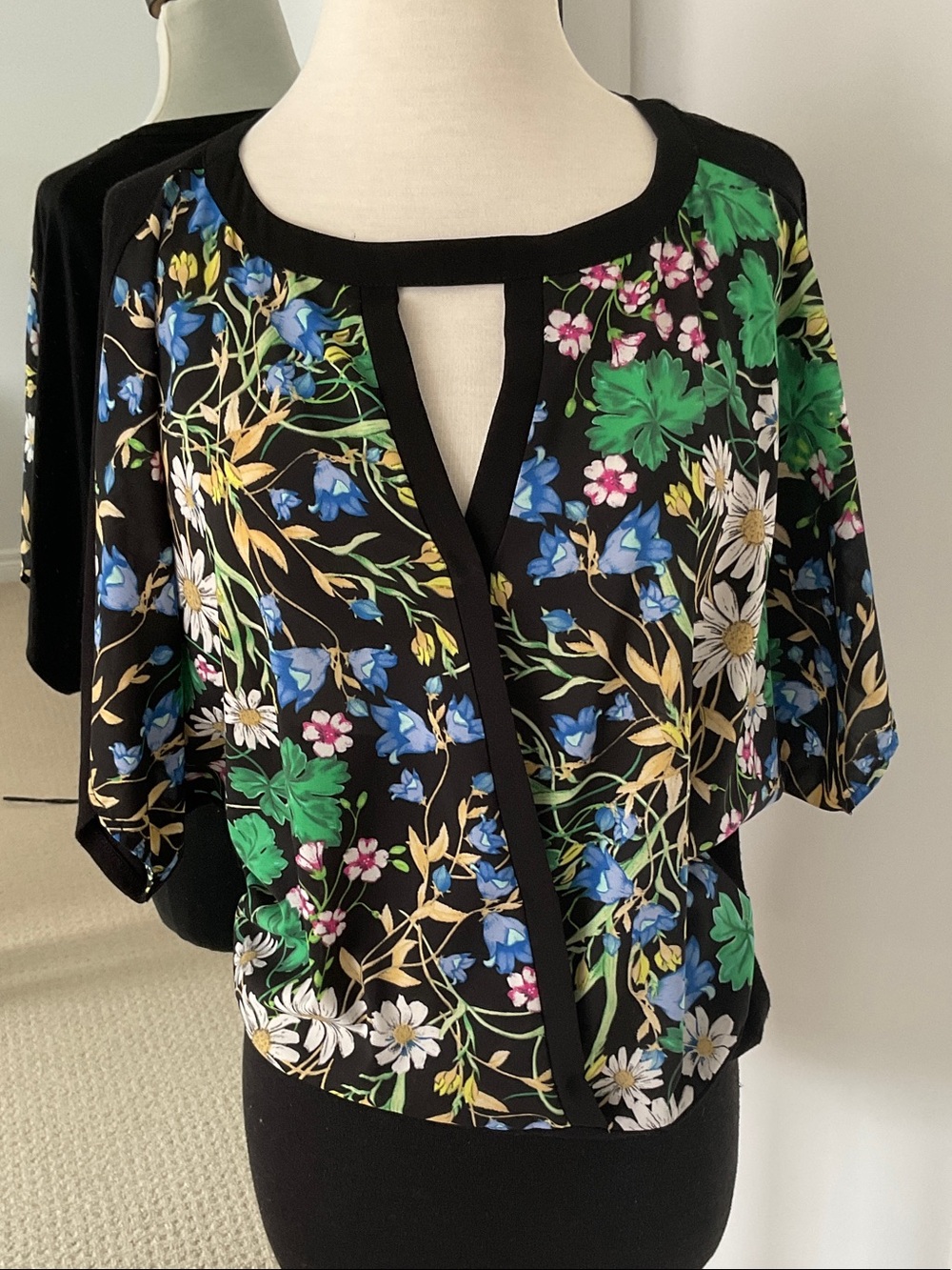 2 for $20 suzy Shier Floral Keyhole Blouse Floral top   small euc